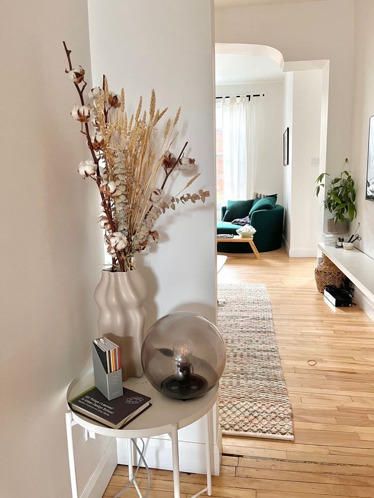 Light, Mirrors and Sculptural Lighting to Expand Space