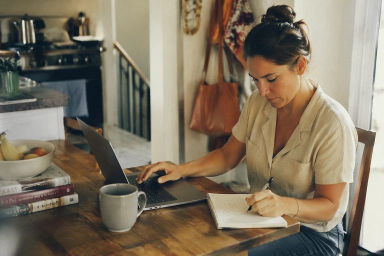 Simple Side Hustles That Fit Family Life: Practical Ideas for Busy Housewives