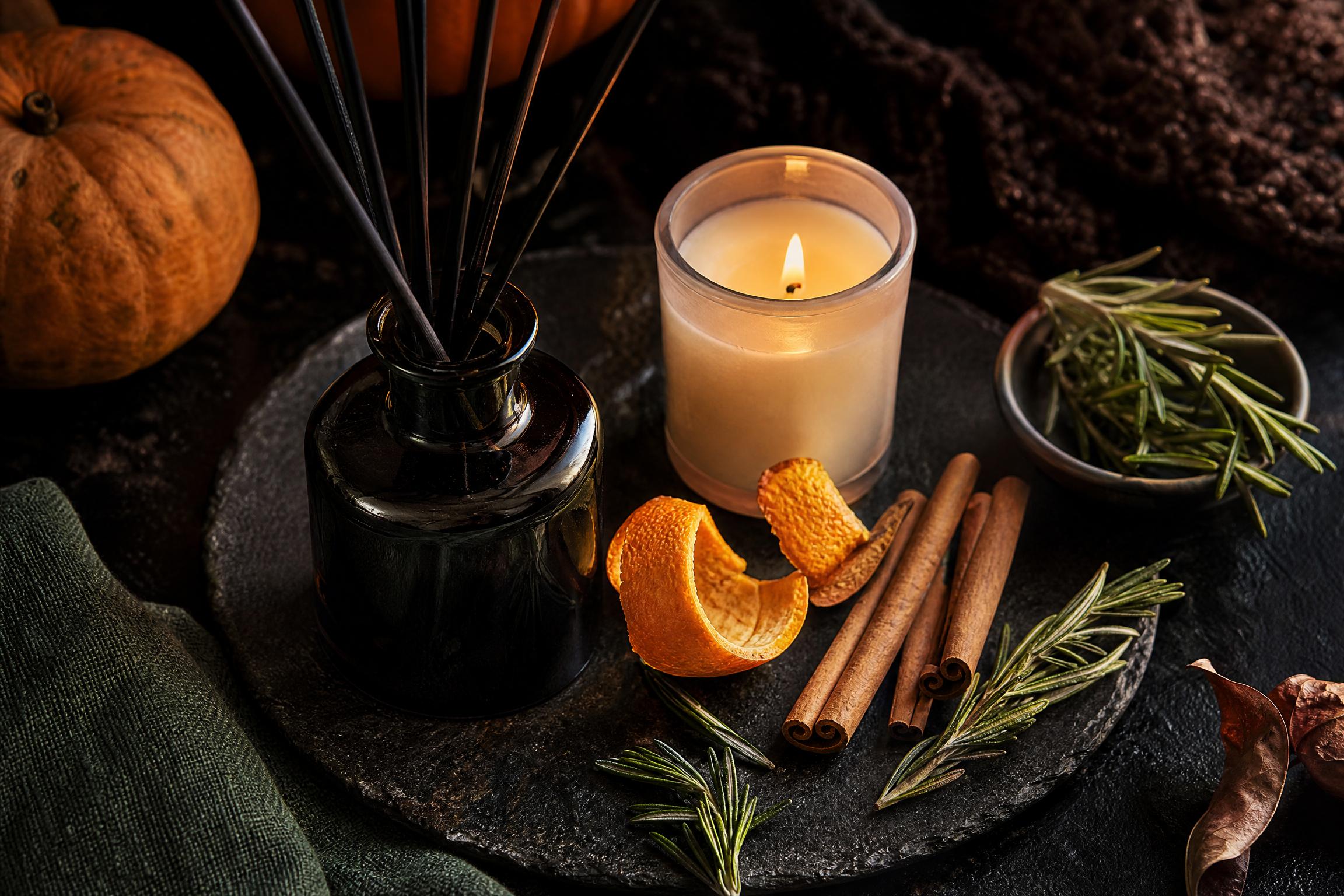 Build a scent mood: top‑to‑bottom layering