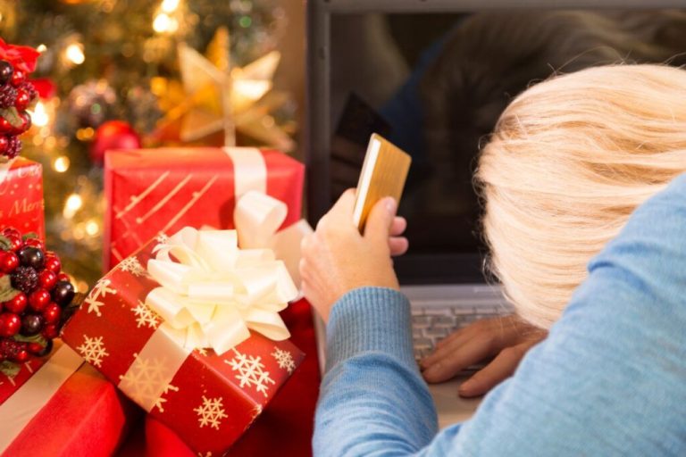 How to Avoid Holiday Debt: A Practical Guide to Budgeting, Gifting, and Spending Wisely