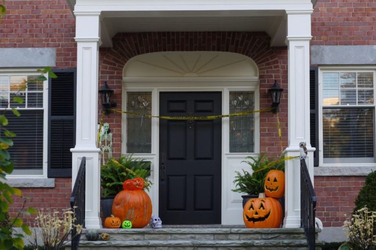 How to Design a Memorable Outdoor Halloween Display: A Practical Guide
